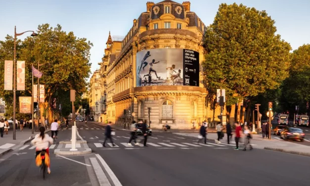Photographies Olympiques de Raymond et Simon Depardon sur les façades de Paris