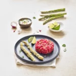 Tartare de bœuf accompagné de ses asperges panées au parmesan