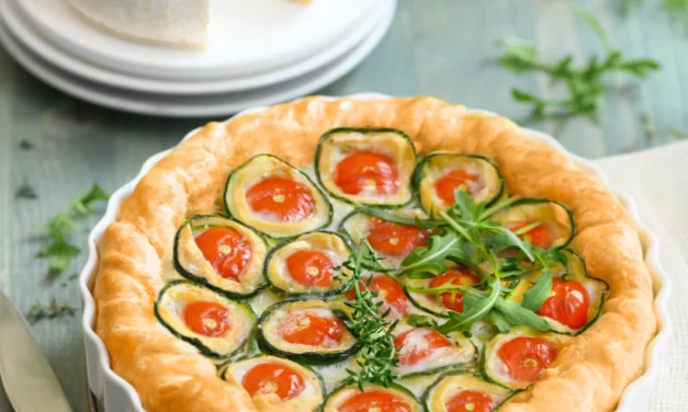 Recette facile de tarte estivale aux légumes, fleurs comestibles et Chevrotin