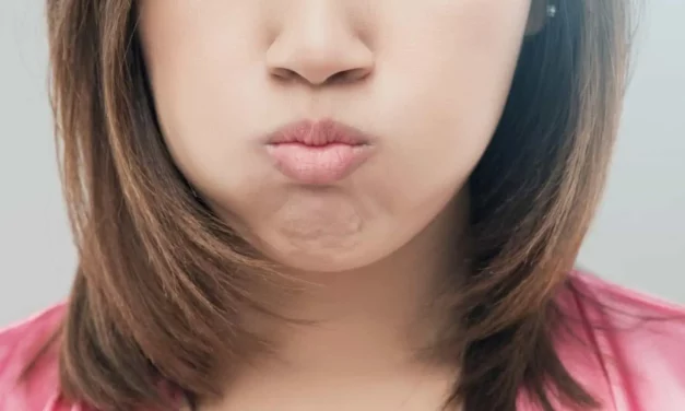 L’oil pulling : pourquoi les stars l’adorent pour leur santé buccale ?