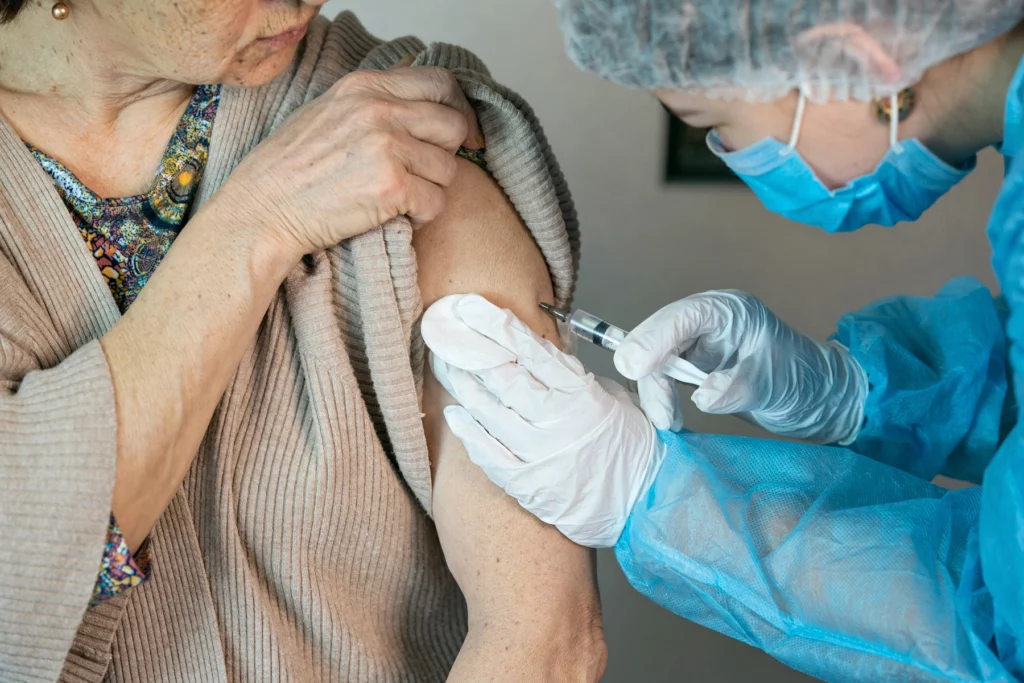 vaccination-contre-le-vrs-pourquoi-les-personnes-agees-doivent-absolument-se-proteger