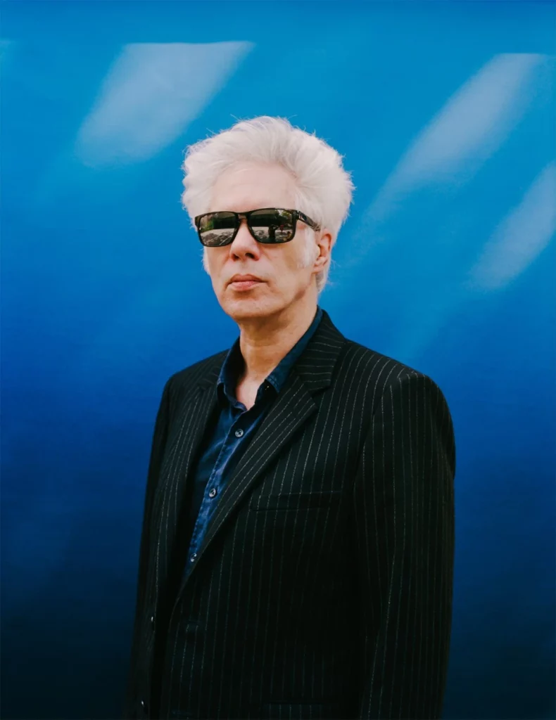 Jim Jarmusch, invité d'honneur à Paris Photo 2024, lors de son parcours artistique dédié au surréalisme au Grand Palais