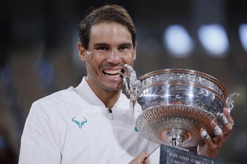 Rafael Nadal célébrant l'une de ses victoires à Roland-Garros.