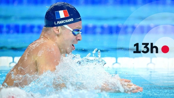 Léon Marchand nageant en finale du 100m 4 nages à la Coupe du monde de natation 2024