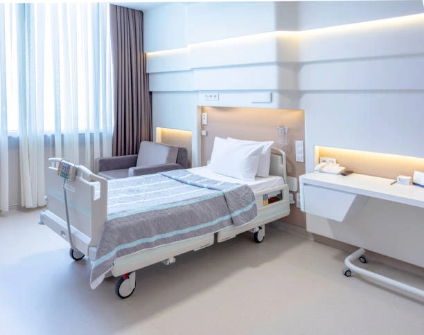 service hospitalier en France en 2023 avec des lits vides, symbolisant la réduction des capacités d’accueil dans les hôpitaux." title="Réduction des lits d'hospitalisation en France en 2023