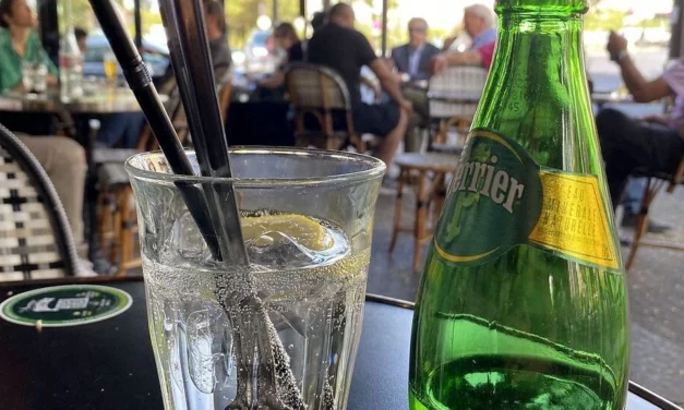 Perrier en péril : un rapport accablant menace sa production d’eau minérale naturelle