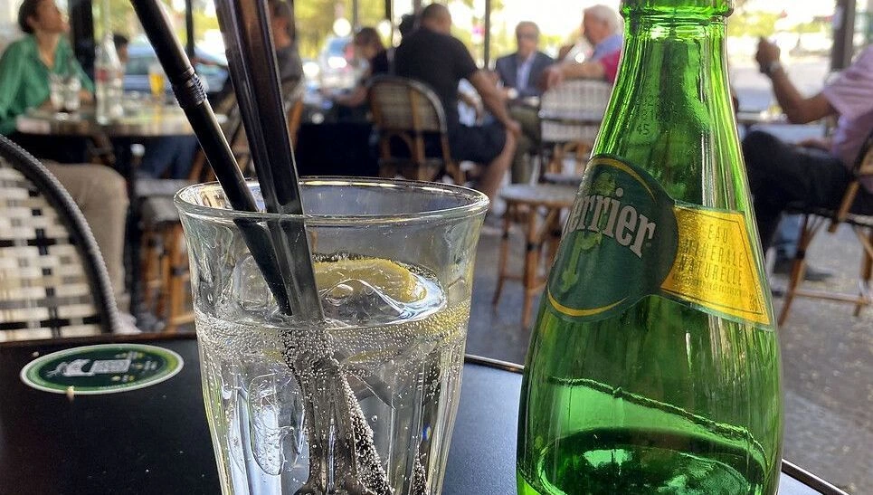 Bouteilles d'eau minérale naturelle Perrier