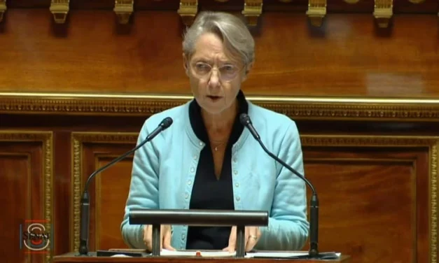 Vacances d’été bientôt réduites ? Élisabeth Borne veut les raccourcir dès 2026