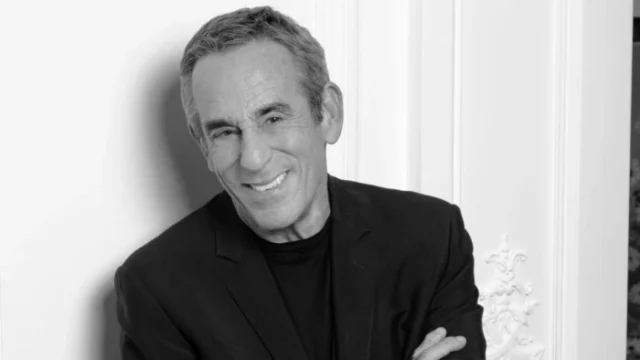 Thierry Ardisson en noir et blanc, homme en noir, cancer du foie et cirrhose liés à l’hépatite C
