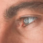 Se raser les cils pour paraître plus viril : quels dangers ?