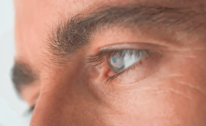 Se raser les cils pour paraître plus viril : quels dangers ?