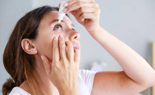 Gouttes pour blanchir les yeux : attention aux risques