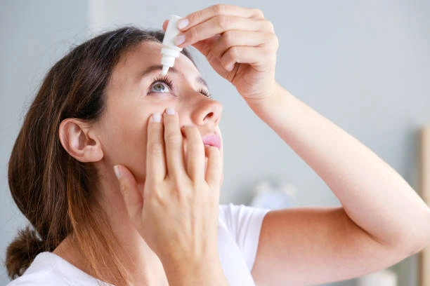 Gouttes pour blanchir les yeux : attention aux risques