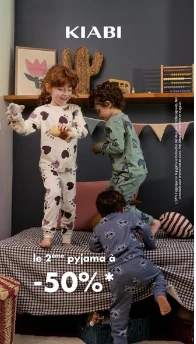Enfants en pyjamas Kiabi jouant sur un lit, promotion rentrée 2025 avec le deuxième pyjama à -50 %
