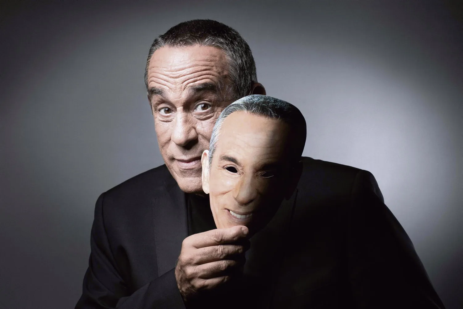 Thierry Ardisson en noir tenant un masque, homme en noir célèbre, mort d’un cancer du foie issu d’une cirrhose et d’une hépatite C