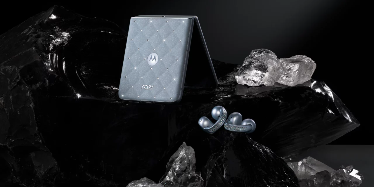Motorola razr 60 Ice Melt Swarovski et écouteurs moto buds loop posés sur cristal noir et glace, édition smartphone luxe en édition limitée