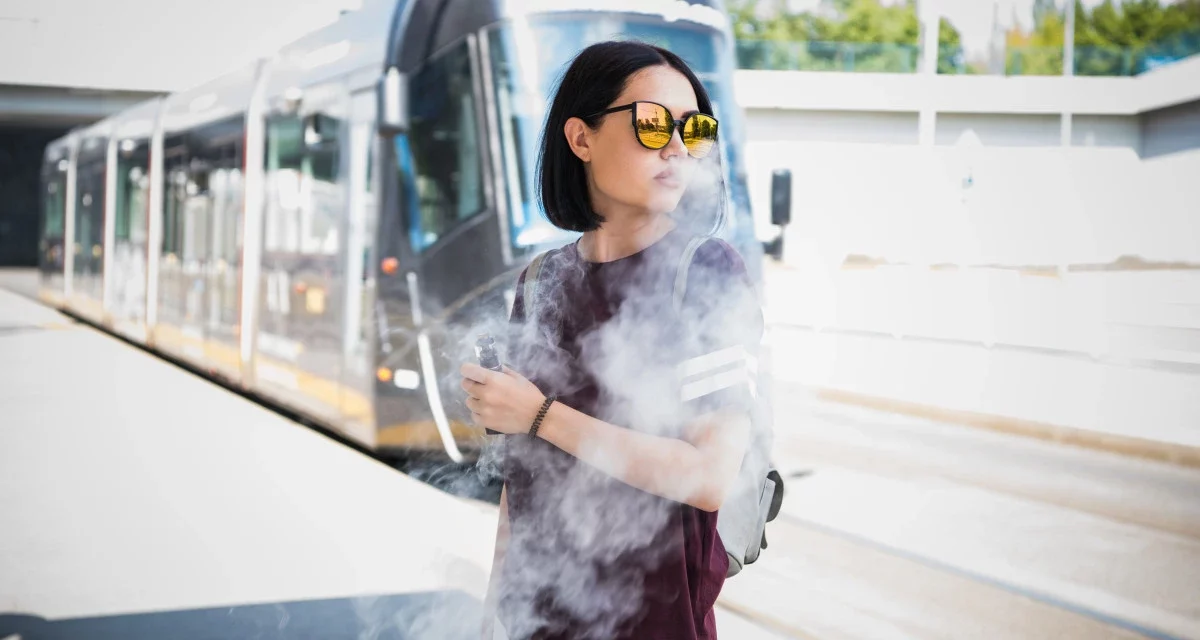 Cigarette électronique en été : les bons réflexes à adopter pendant la saison chaude