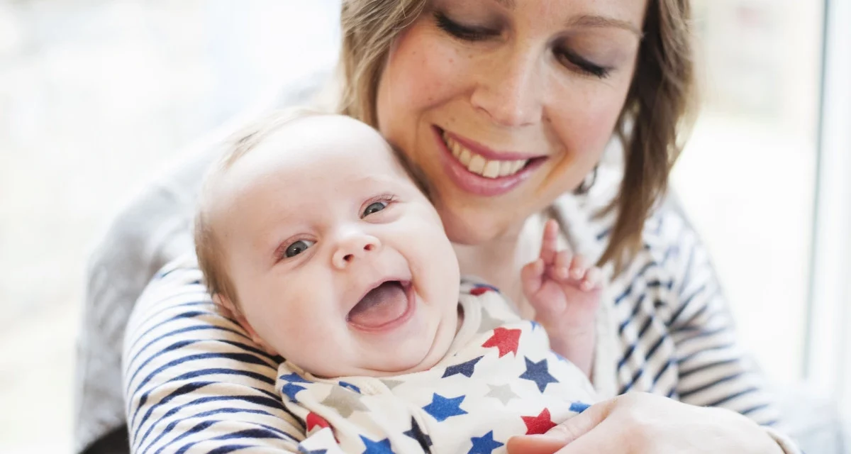 mere-en-train-de-chatouiller-bebe-fille