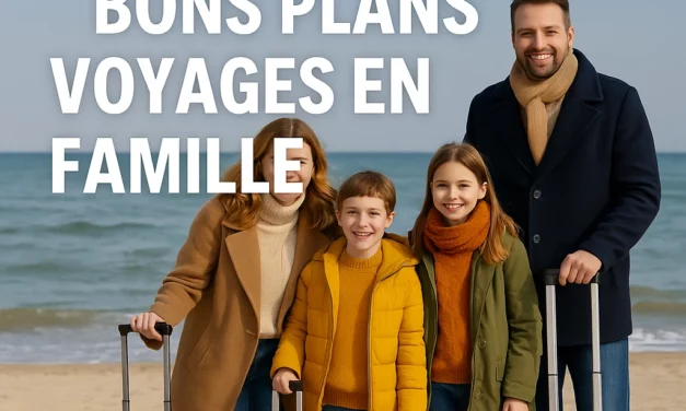 Famille en vacances de la Toussaint 2025, valises à la main au bord de la mer, décor citrouilles Halloween, ambiance automnale et bons plans voyages