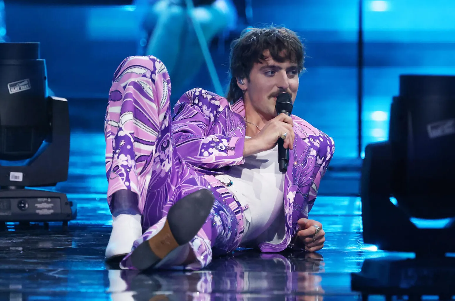 Benson Boone lors de sa performance aux American Music Awards 2025