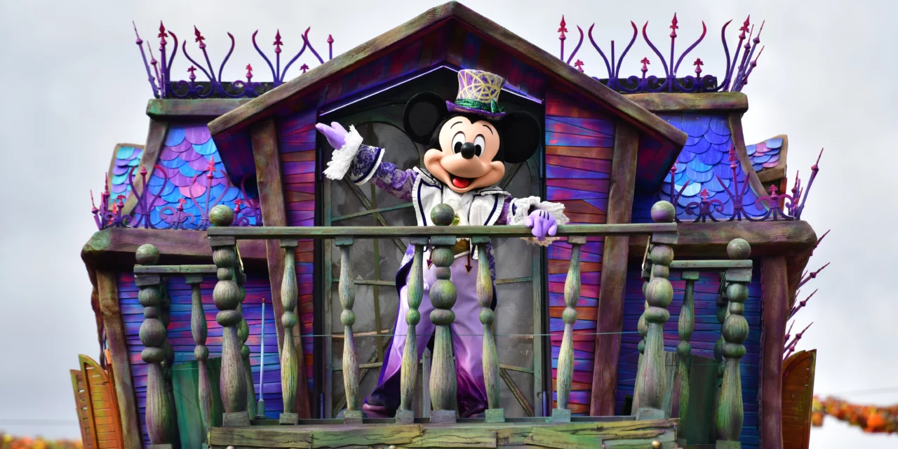 Mickey Mouse sur le char du Manoir aux Illusions lors de la parade d’Halloween 2025 à Disneyland Paris, costume violet et décor gothique coloré.