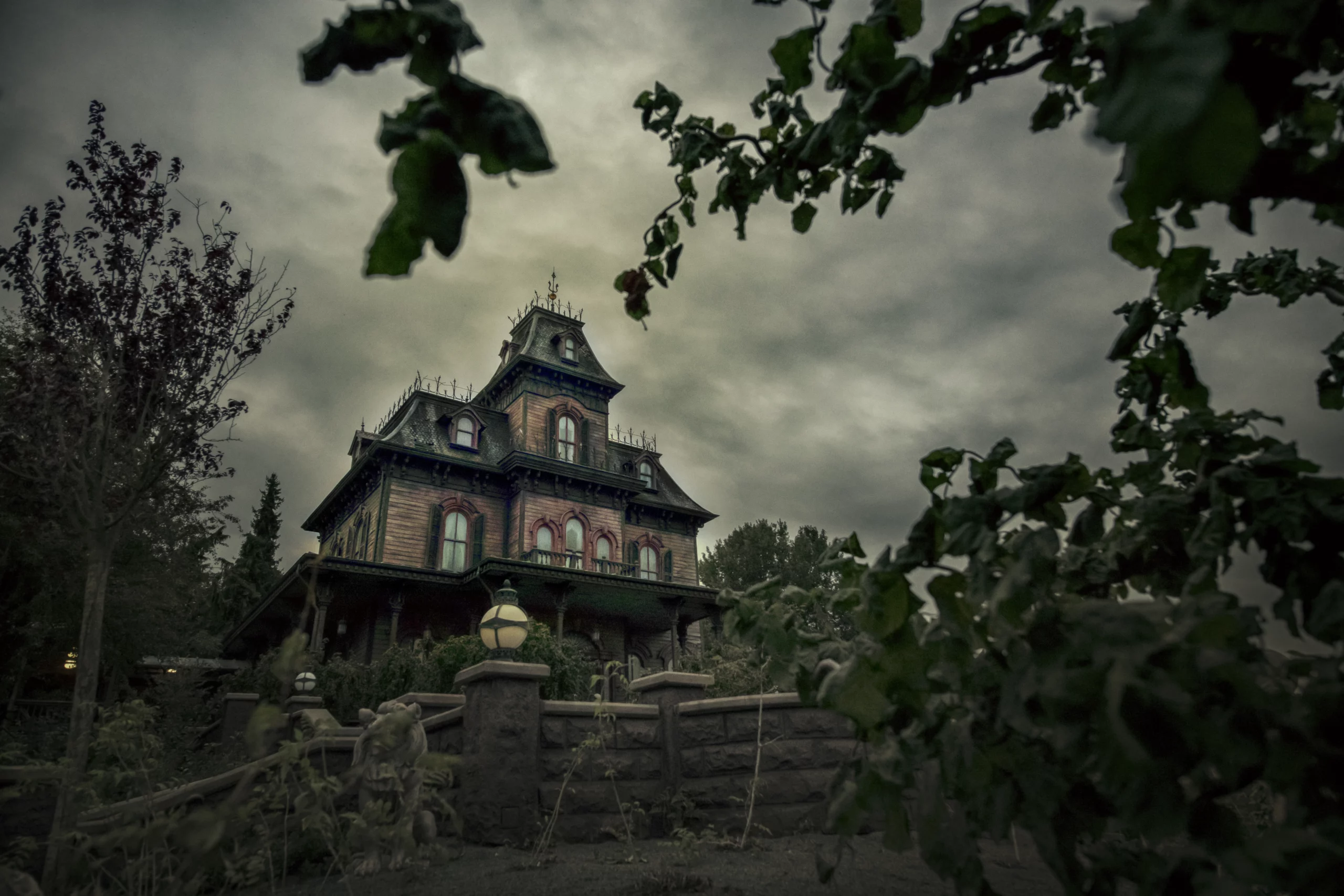 Phantom Manor à Disneyland Paris paré pour Halloween 2025, ciel orageux et ambiance mystérieuse à Frontierland.