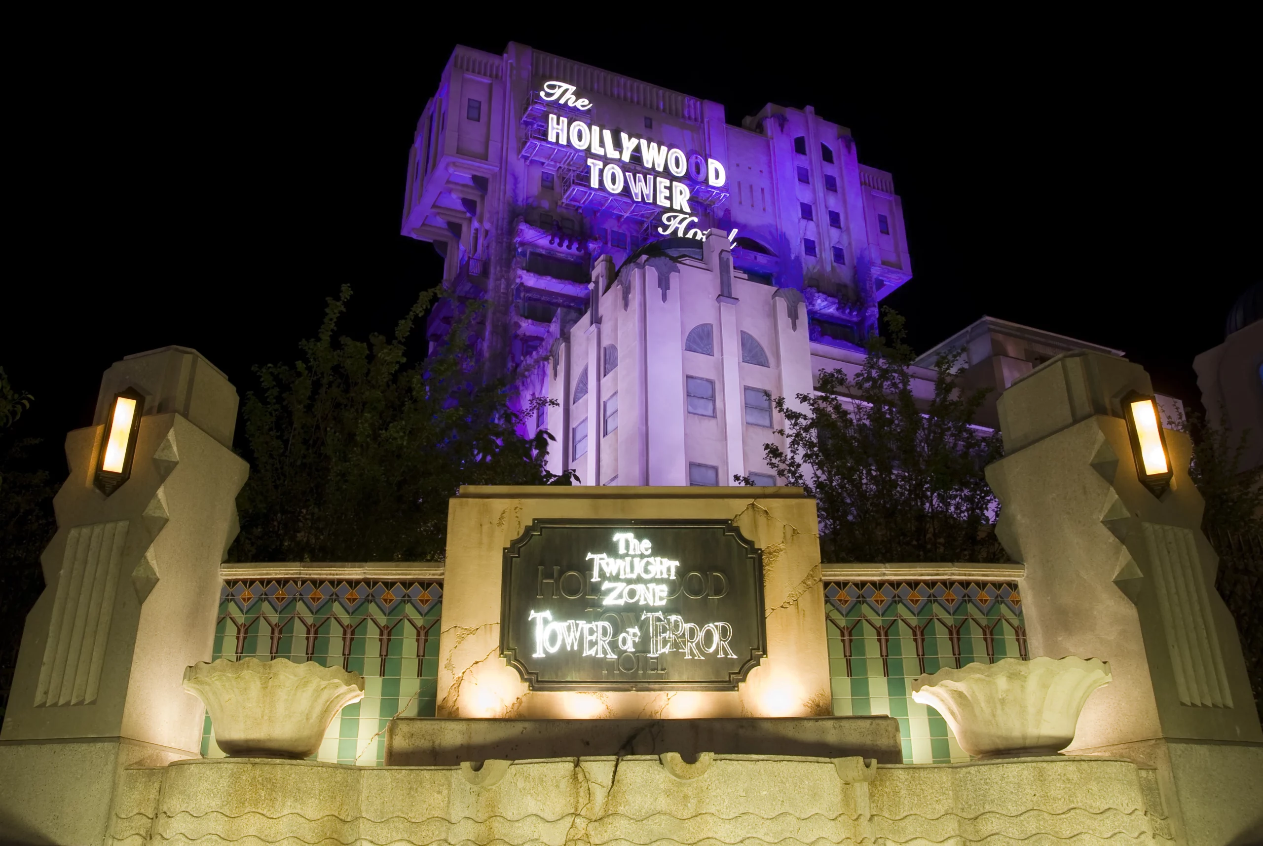 The Twilight Zone Tower of Terror™ illuminée en violet pour Halloween 2025 à Disneyland Paris, attraction à sensations fortes du Parc Walt Disney Studios.