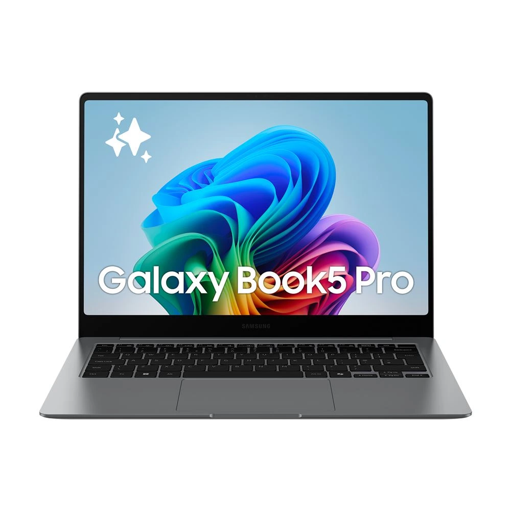 Ordinateur portable Galaxy Book5 Pro ouvert sur une table d’étudiant, affichant un écran tactile lumineux avec interface IA Samsung
