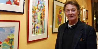 Jacques Charrier artiste peintre devant ses tableaux lors d’une exposition