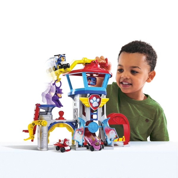 Enfant imaginant une mission avec le jeu Pat’ Patrouille Aéroport Pup Squad pendant les vacances de la Toussaint 2025.