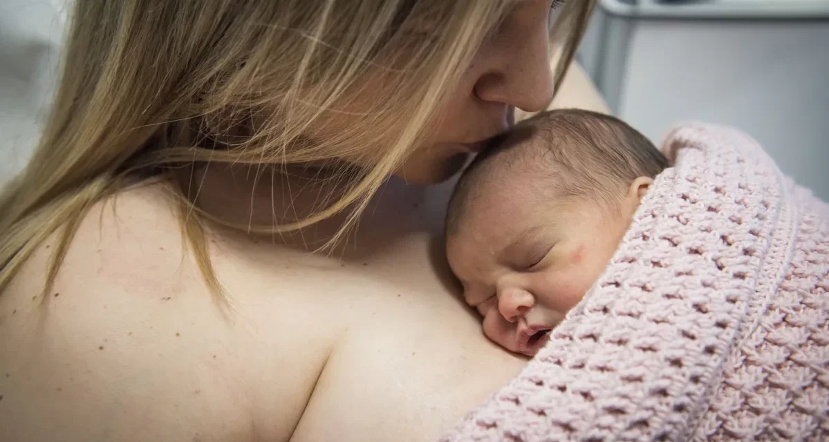 Bébé prématuré : le peau à peau stimule le développement cognitif