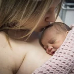 Bébé prématuré : le peau à peau stimule le développement cognitif