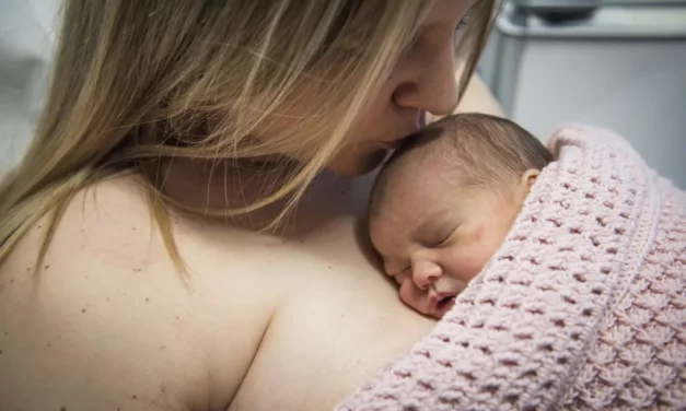 Bébé prématuré : le peau à peau stimule le développement cognitif