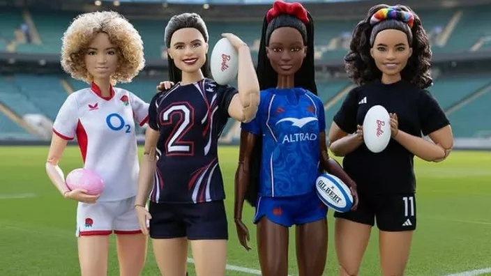 Poupée Barbie Team Rugby sur une étagère d’enfant pendant les vacances de la Toussaint 2025.