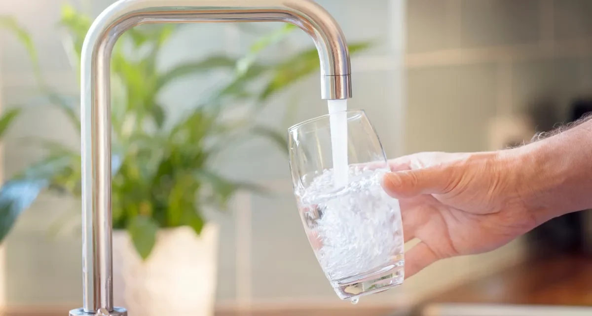 Comment purifier son eau du robinet efficacement et naturellement ?