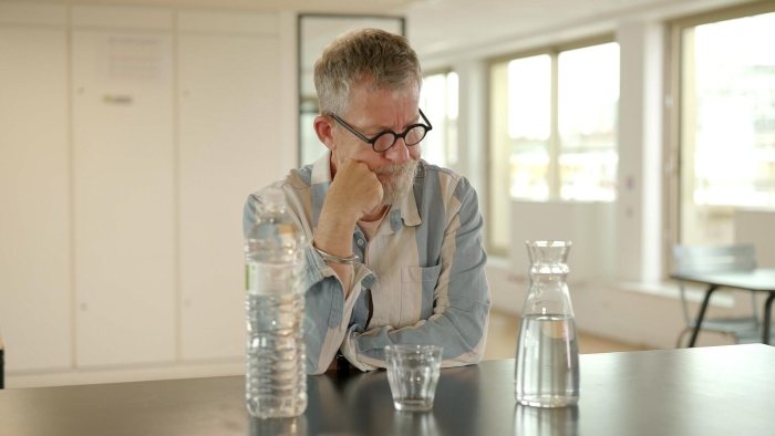 Jamy réfléchit sur la qualité de l’eau du robinet en France – comparaison entre eau en bouteille et eau filtrée dans le cadre d’une enquête sur la potabilité.