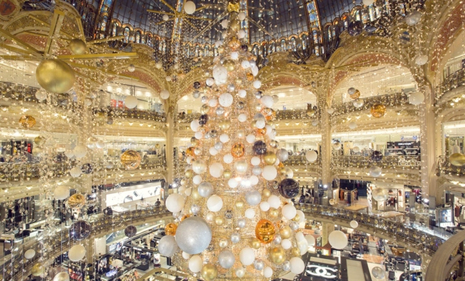 Sapin de Noël monumental sous la coupole des Galeries Lafayette à Paris.
