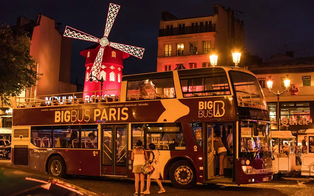 Tour des illuminations en bus panoramique à Paris pour enfants pendant les vacances de Noël 2025
