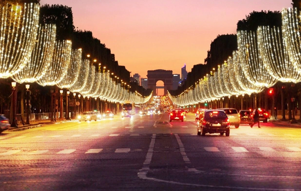 Illuminations de Noël à Paris pendant les vacances de Noël 2025 pour une sortie en famille