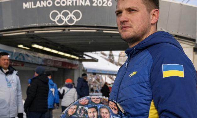Vladyslav Heraskevych aux JO 2026 avec un casque rendant hommage aux athlètes ukrainiens morts pendant la guerre