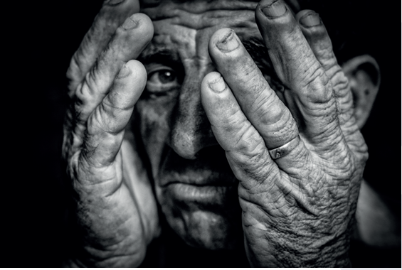 Portrait d’un homme âgé aux mains marquées par le temps, photographie de Nikos Aliagas dans l’exposition « Les Grands Âges » au Musée de l’Homme à Paris