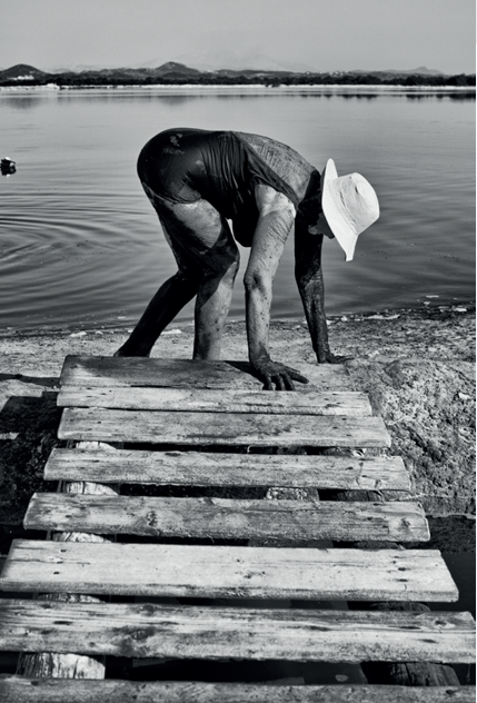 nikos-aliagas-exposition-paris-les-grands-ages Portrait d’une femme âgée photographié par Nikos Aliagas pour l’exposition « Les Grands Âges » au Musée de l’Homme à Paris sur la vieillesse et la dignité des personnes âgées