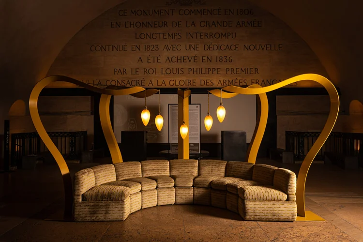 Installation de l’exposition La Tempête de Jérémy Pradier-Jeauneau à l’intérieur de l’Arc de Triomphe