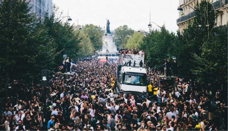 Techno Parade 2026 à Paris avec les chars et la foule