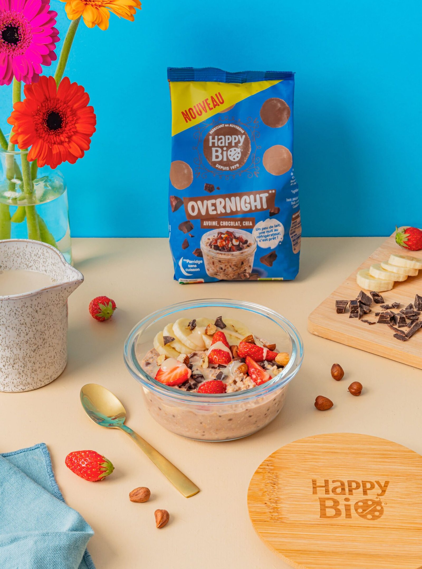 Overnight chocolat Happy Bio servi avec des fruits frais dans une mise en scène colorée