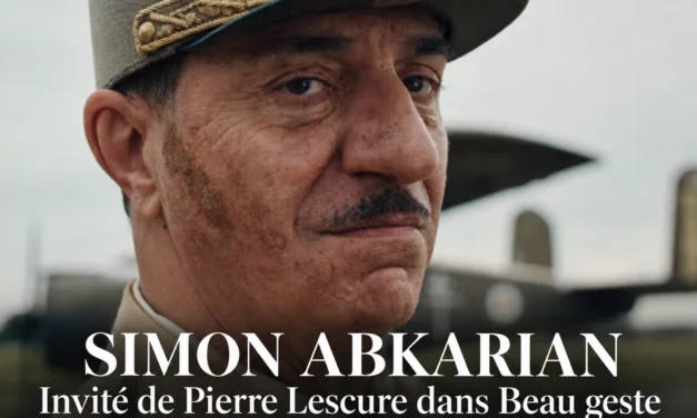 Beau geste : Pierre Lescure reçoit Simon Abkarian, le nouveau visage de De Gaulle au cinéma